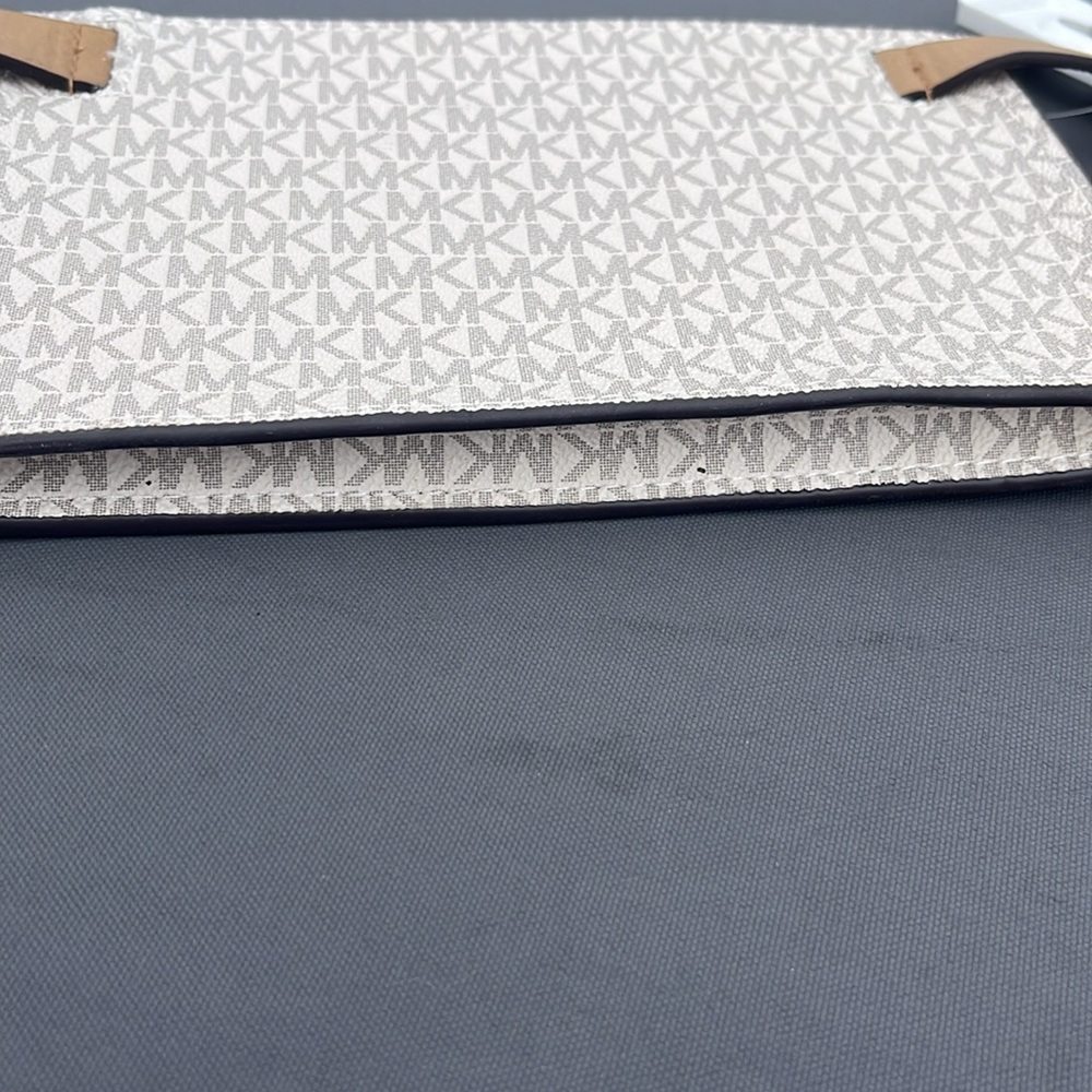 Michael Kors fanny pack, new tags size large - Picture 6 of 7